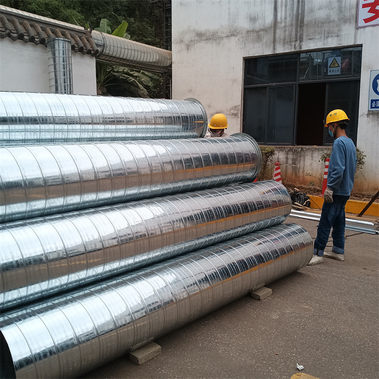 白鐵皮排煙管道加工 鍍鋅風管安裝 螺旋管加工車間 廢氣管道（dào）安裝廠家